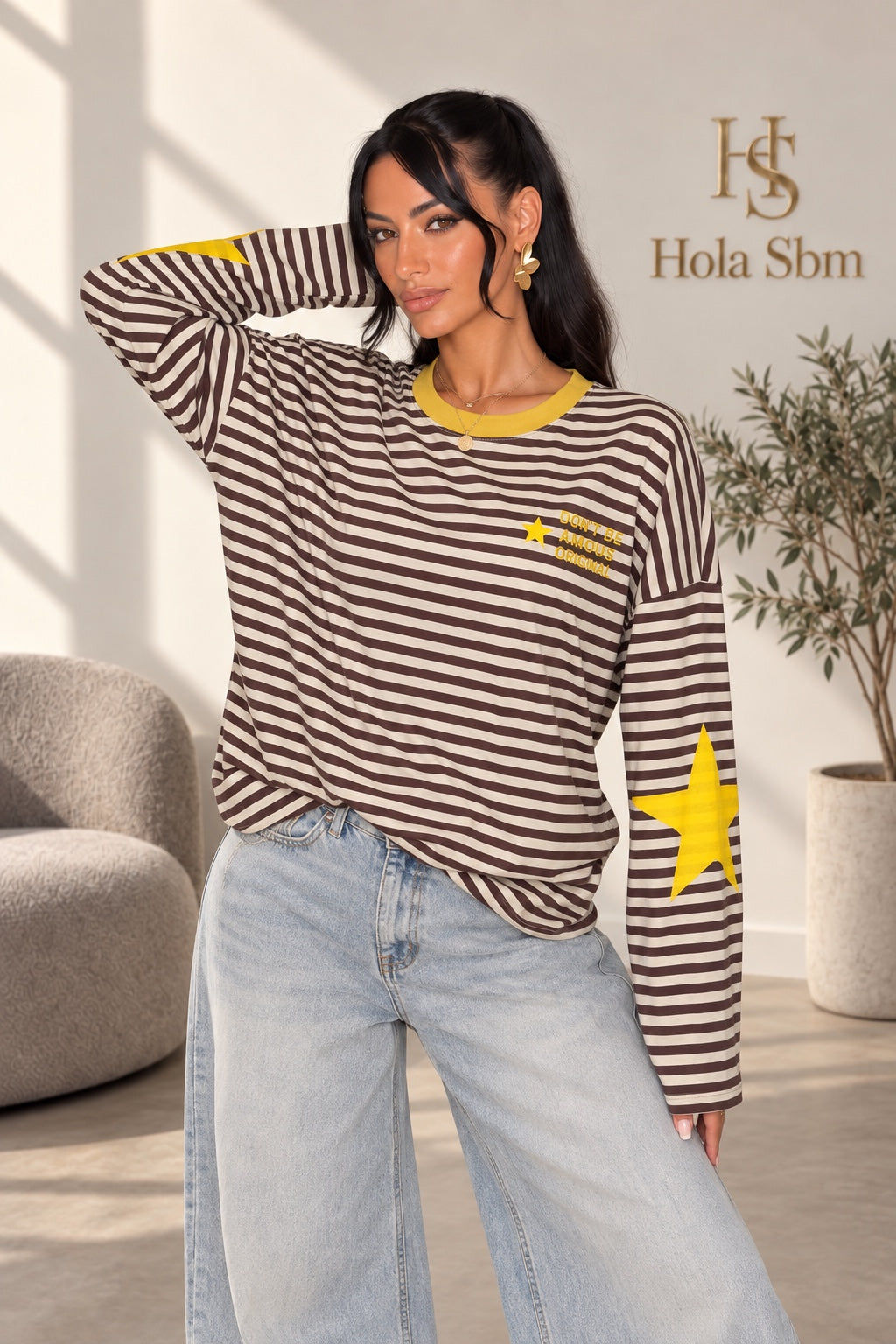 Maglia Starline, variante Marrone/Giallo, indossata dalla modella