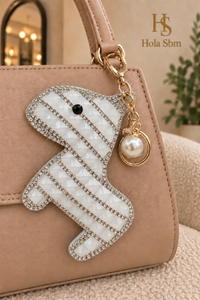 Portachiavi Charm Unika nella variante Bianco su borsa beige