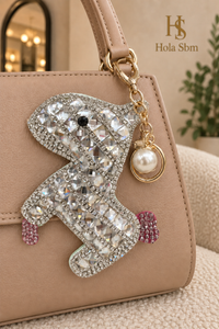 Portachiavi Charm Unika nella variante Cristallo su borsa beige